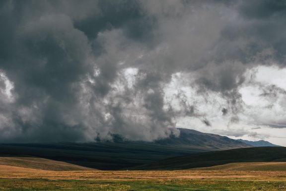 Felhőszakadásra, jégesőre, árvízveszélyre figyelmeztetnek a hatóságok Hargita megyében
