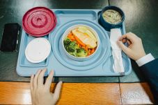 Túl szépnek tűnik: lazacfilét szolgáltak fel a marosvásárhelyi kórházban, amikor ott járt a miniszter