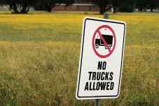 Kitiltják a kamionokat Kolozsvárról: életbe lép a tilalom a 7,5 tonnát meghaladó járművekre