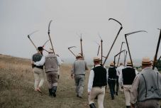 Viseletben, közösségben, tiszta szándékkal – Csíkszentkirályon ismét kaszáló kalákára gyűltek össze