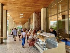 Csíkszereda: ezentúl a megyeháza oszlopcsarnoka helyett a Szabadság téren lesz a havi vásár 