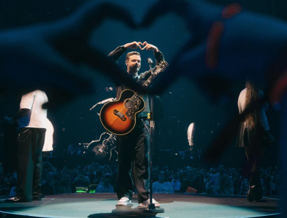 Tombolás szakadó esőben: Justin Timberlake koncertezett Bonchidán (VIDEÓ)