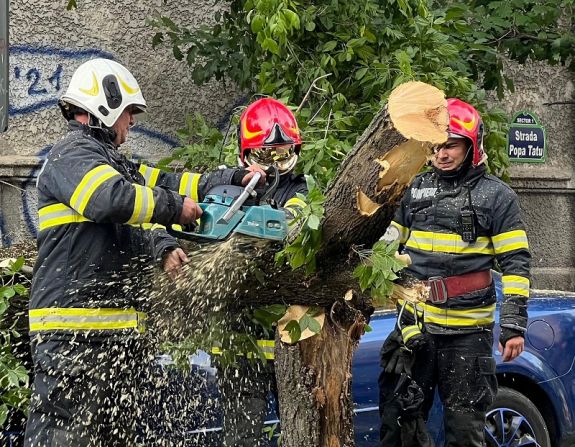 Tizennégy megye hatvan településén okozott kárt az ítéletidő – Egy nő életét veszítette
