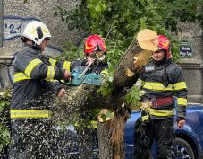 Tizennégy megye hatvan településén okozott kárt az ítéletidő – Egy nő életét veszítette