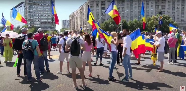 Ciprusról üzent a tüntetőknek a román politikus 