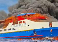 Lángra kapott egy komp – többen meghaltak (VIDEÓ)