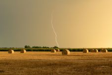 Riasztás: Felhőszakadásra és kánikulára figyelmeztetnek – Székelyföld is érintett