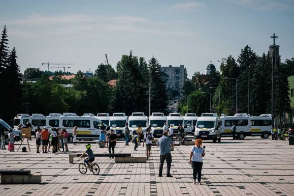 A jövő szolgálatában – Elektromos iskolabuszokat adtak át Hargita megyében