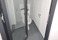 Átláthatóság a piacon – Üvegajtókat szereltek fel a közvécére