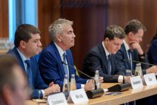 Botrány: Éveken keresztül fizetett „védelmi pénzt” egy adóhatósági alkalmazottnak a miniszterelnök-helyettes cége