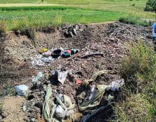 Hargita megye: ásványokat „termelt ki” egy magánszemély, majd szeméttel töltötte fel a gödröt