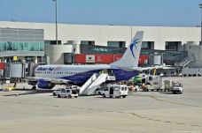 Célt tévesztett a reptéri busz – Az országútra vitte az utasokat