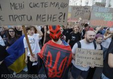 Ukrajna: Ungváron is tüntettek a korrupcióellenes hatóságokat korlátozó törvény ellen