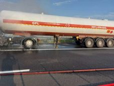 Kigyúlt egy üzemanyagot szállító tartálykocsi – RO-Alert üzenetet küldtek