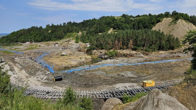 Pontosítás: Parajdon nem a bánya sós vizét szivattyúzzák a patakba
