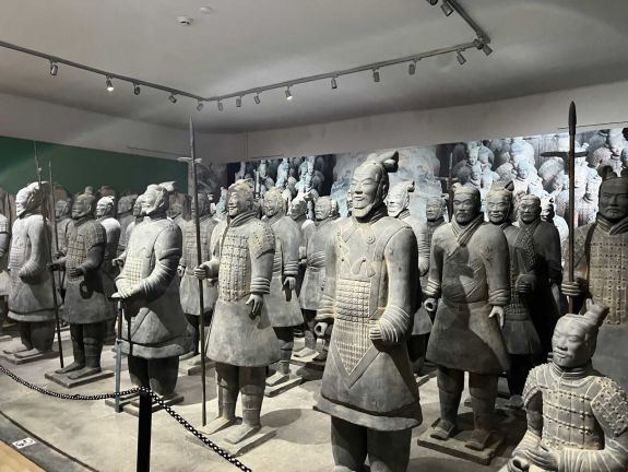 Több mint tízezren látták az agyagkatonákat Marosvásárhelyen – nyereményjátékot hirdet a múzeum