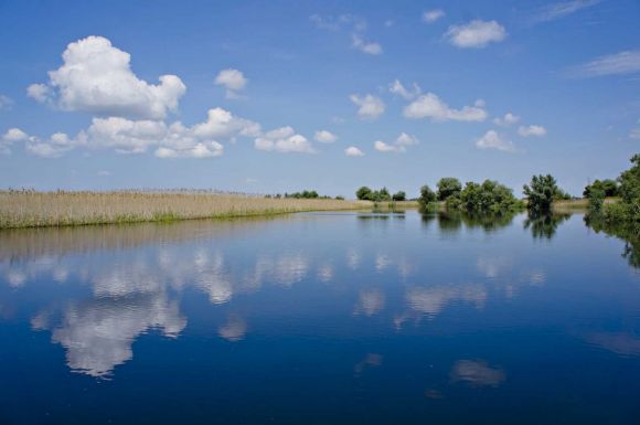 FRISSÍTVE: Felborult egy turistákkal teli hajó a Duna-deltában – négyen meghaltak