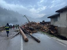 FRISSÍTVE – Kilenc megyében tarolt a vihar vasárnap: kidőlt fák, áradás, megrongálódott autók (VIDEÓ)
