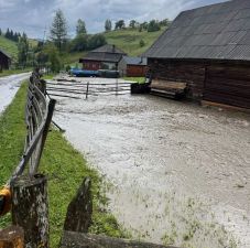 Hargita megye: áradás Bélbor községben, fákat döntött ki a vihar Hargitafürdő térségében