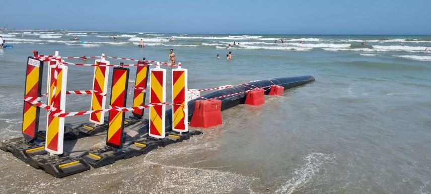 Környezetőrség: Bevezették a csatornát a Fekete-tengerbe, ott ahol a turisták fürödnek