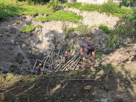 Gerendákkal támasztották meg a beomlott rónaszéki sóbánya kráterének falait