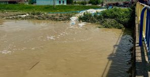 FRISSÍTVE – Szélsőséges időjárás: Víz alá került udvarok és pincék Székelyudvarhelyen, áramszünet Gyergyószentmiklóson 