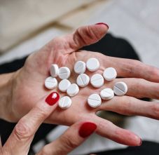 Gyógyszermaffiát buktattak le: nehéz helyzetűektől vették meg áron alul az ártámogatott készítményeiket