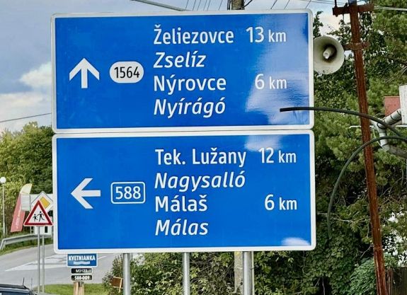 Machala toporzékolása ellenére újabb magyar–szlovák kétnyelvű táblák jelennek meg az út mellett