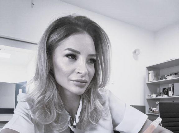 Szolgálatban elhunyt fiatal orvosnő: Példátlan gyűlölet-hullám indult, mert szép volt és jól öltözött