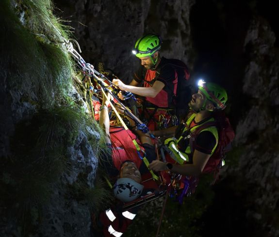 Veszélyes szakaszon keresik a hegyimentők az eltévedt ukránokat – Az egyik férfi sérült