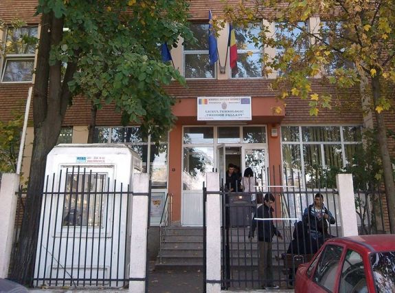 Gázszagra panaszkodtak az iskolában – A diákokat és a tanárokat kimenekítették