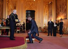 Lovagi rangra emelte a világsztár labdarúgót III. Károly király 