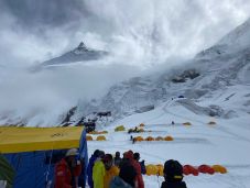 Lavina zúdult egy alaptáborra a Himalájában – Több hegymászó meghalt