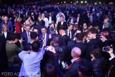 Megválasztották a pártelnököt a szociáldemokraták – Az országot fék nélküli buszhoz hasonlítja (VIDEÓ)