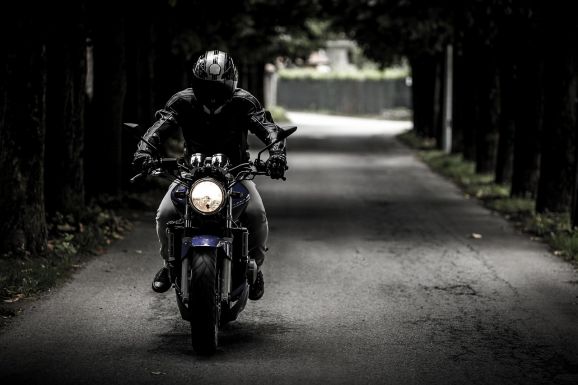 Rekordszámú és rekordértékű bírságot kapott egy motoros (VIDEÓ)