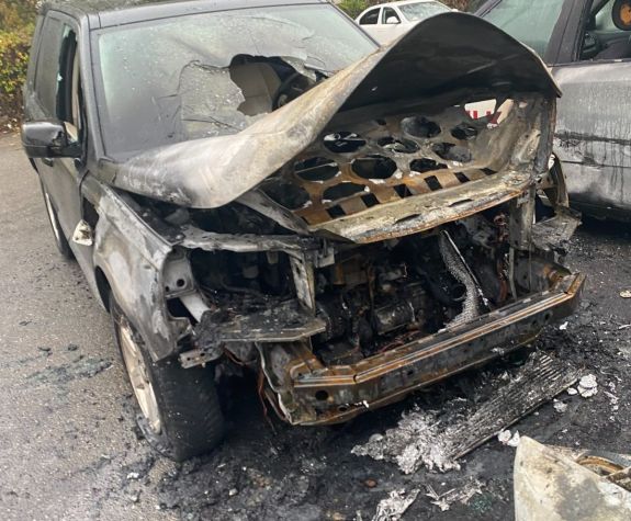 FRISSÍTVE – Négy autó égett ki egy parkolóban (VIDEÓ)