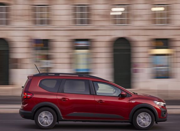 Arad megye: kiugrott egy mozgásban lévő autóból egy fiatalember (VIDEÓ)