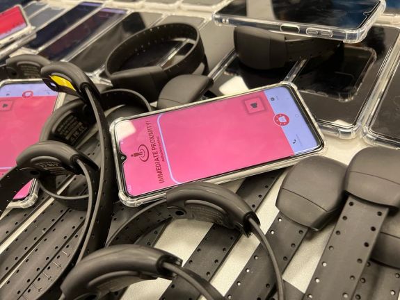 Életmentő lehet a nyomkövető, mégsem fogadják el az áldozatok