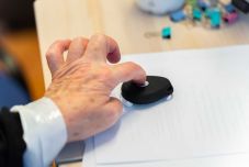 Csuklón viselt biztonság: gyors eljárásban kaptak gondos órát a sepsiszentgyörgyi idősek