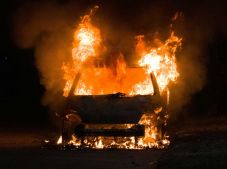 Négy autó égett ki egy parkolóban (VIDEÓ)