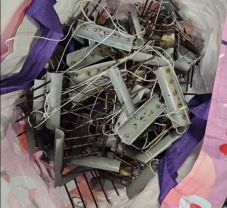 Szándékosan sebesített meg egy macskát egy férfi, akinek otthonában állatkínzó eszközöket találtak