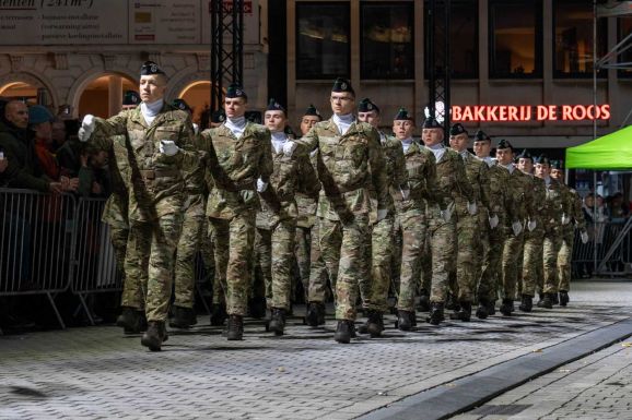 Az egyik európai ország önkéntes katonai szolgálatra hívja a fiatalokat, havi 2000 eurós juttatást kínálva