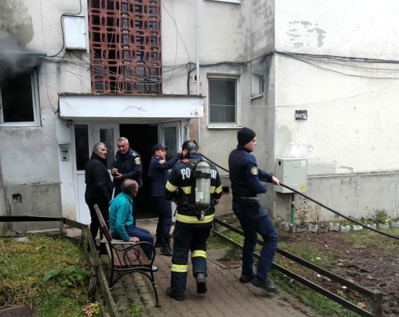 Hargita megye: tűz ütött ki egy földszinti lakásban, 12 személyt evakuáltak