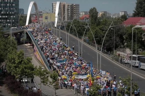 Szakszervezeti tiltakozás: „Kormányozzatok értünk is, ne csak magatokért!”