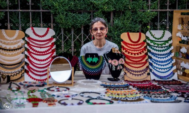 „A gubancos idegeimet jól kifésüli” – Hobbinak indult, de életformává vált a gyöngyfűzés Süle Erikának