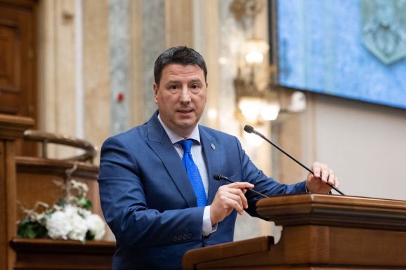 Lopással gyanúsítanak egy szenátort