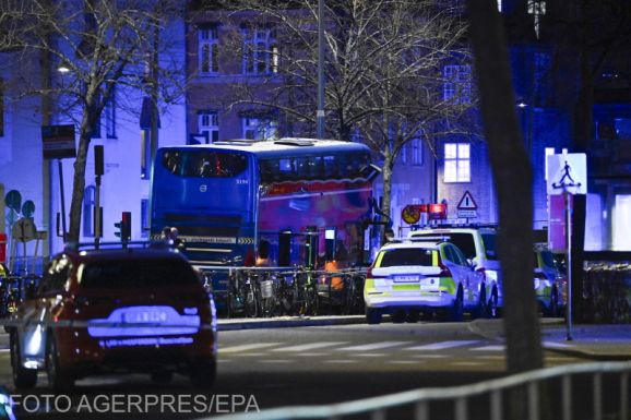 FRISSÍTVE – Tragédia Stockholm belvárosában: autóbusz rohant neki egy megállónak (VIDEÓ)