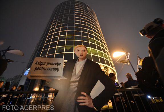 Lia Savonea lemondásáért skandáltak a bukaresti tüntetésen