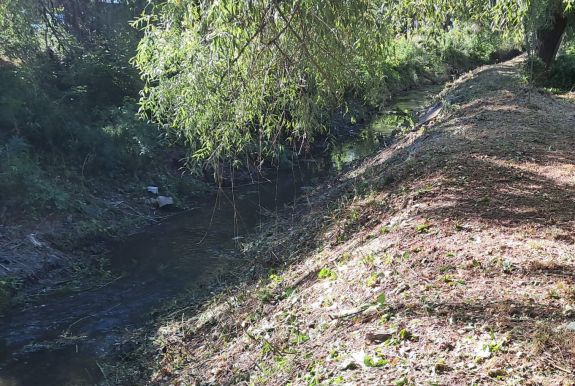 A patakpartra horda a lakásfelújításból származó törmeléket – Megbüntették