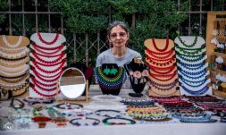 „A gubancos idegeimet jól kifésüli” – Hobbinak indult, de életformává vált a gyöngyfűzés Süle Erikának